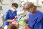 Zahnarzt Bamberg | Dr. Geus bei der Behandlung